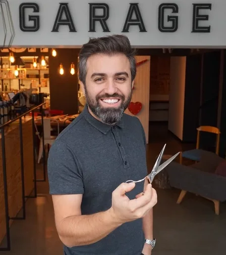 Ahmet Çoban, Garage Hair Repair Studio’nun girişinde